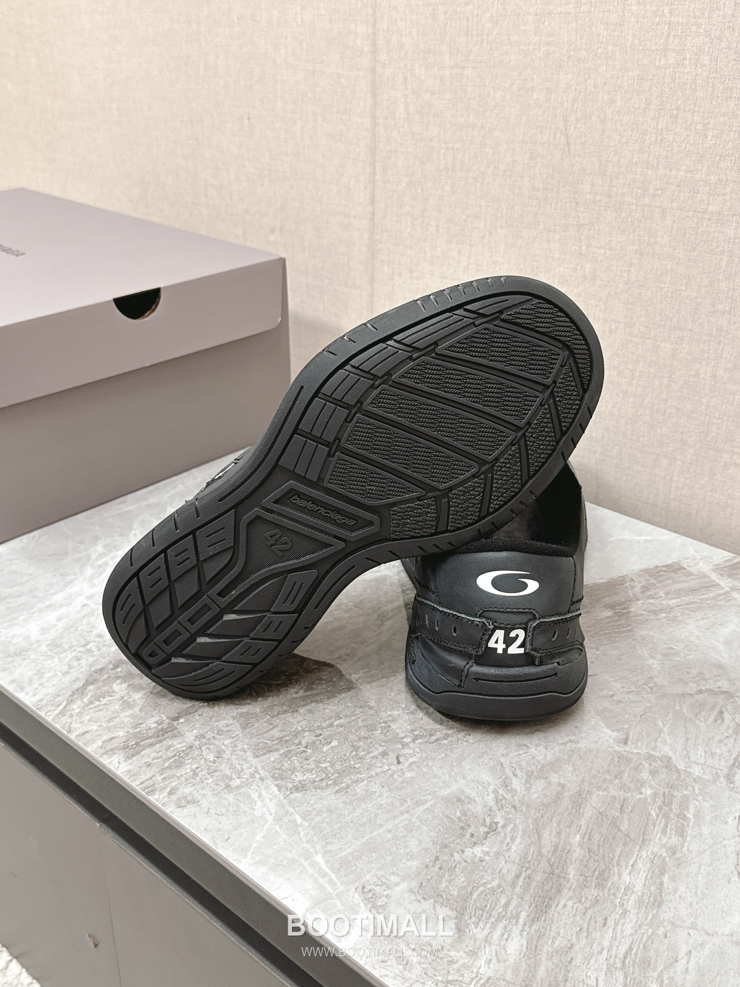 Balenciaga Hamptons Leather Distressed Chunky Sneakers 발렌시아가 햄튼스 레더 디스트레스드 청키 스니커즈 9