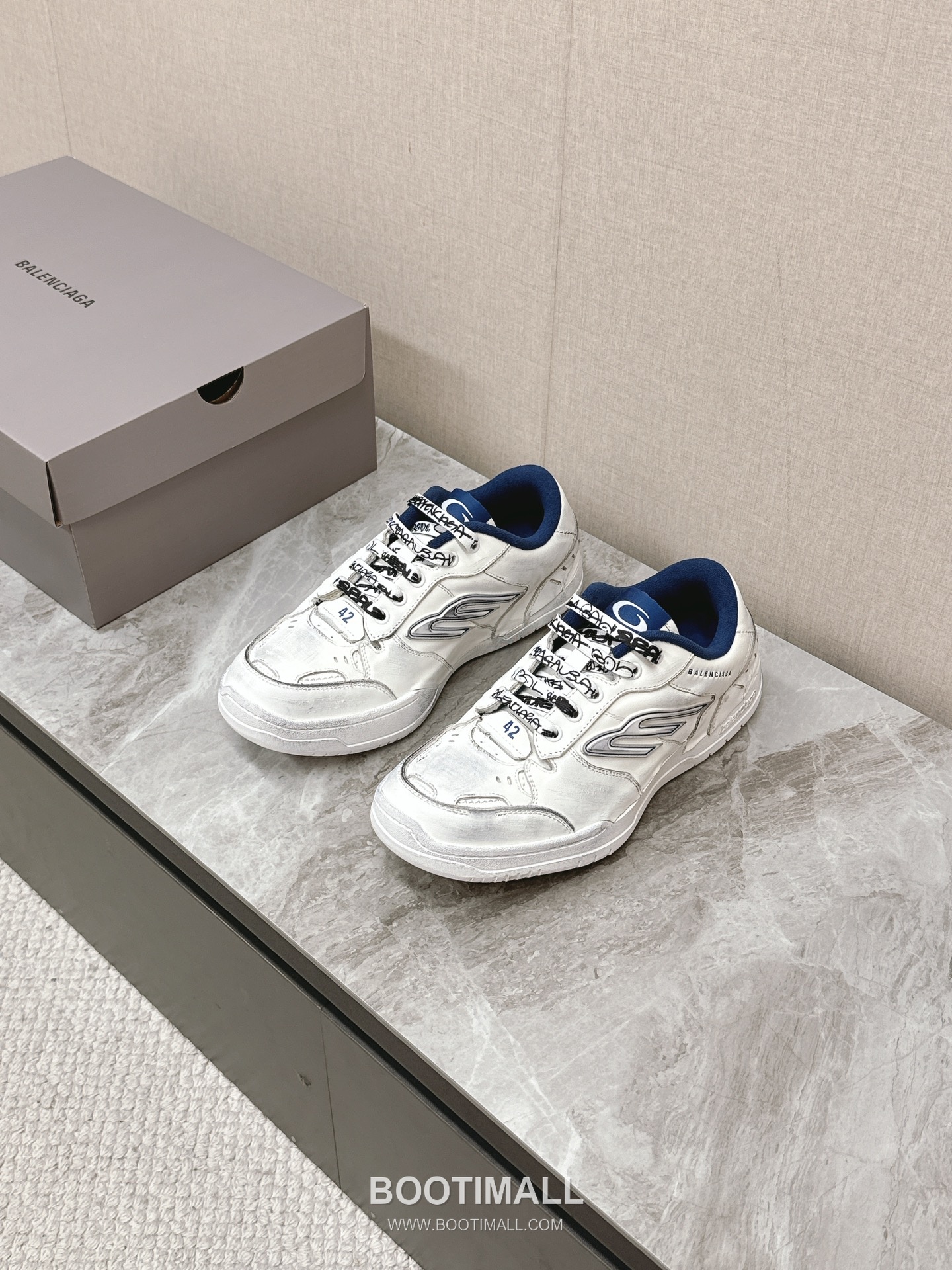 Balenciaga Hamptons Leather Distressed Chunky Sneakers 발렌시아가 햄튼스 레더 디스트레스드 청키 스니커즈 1