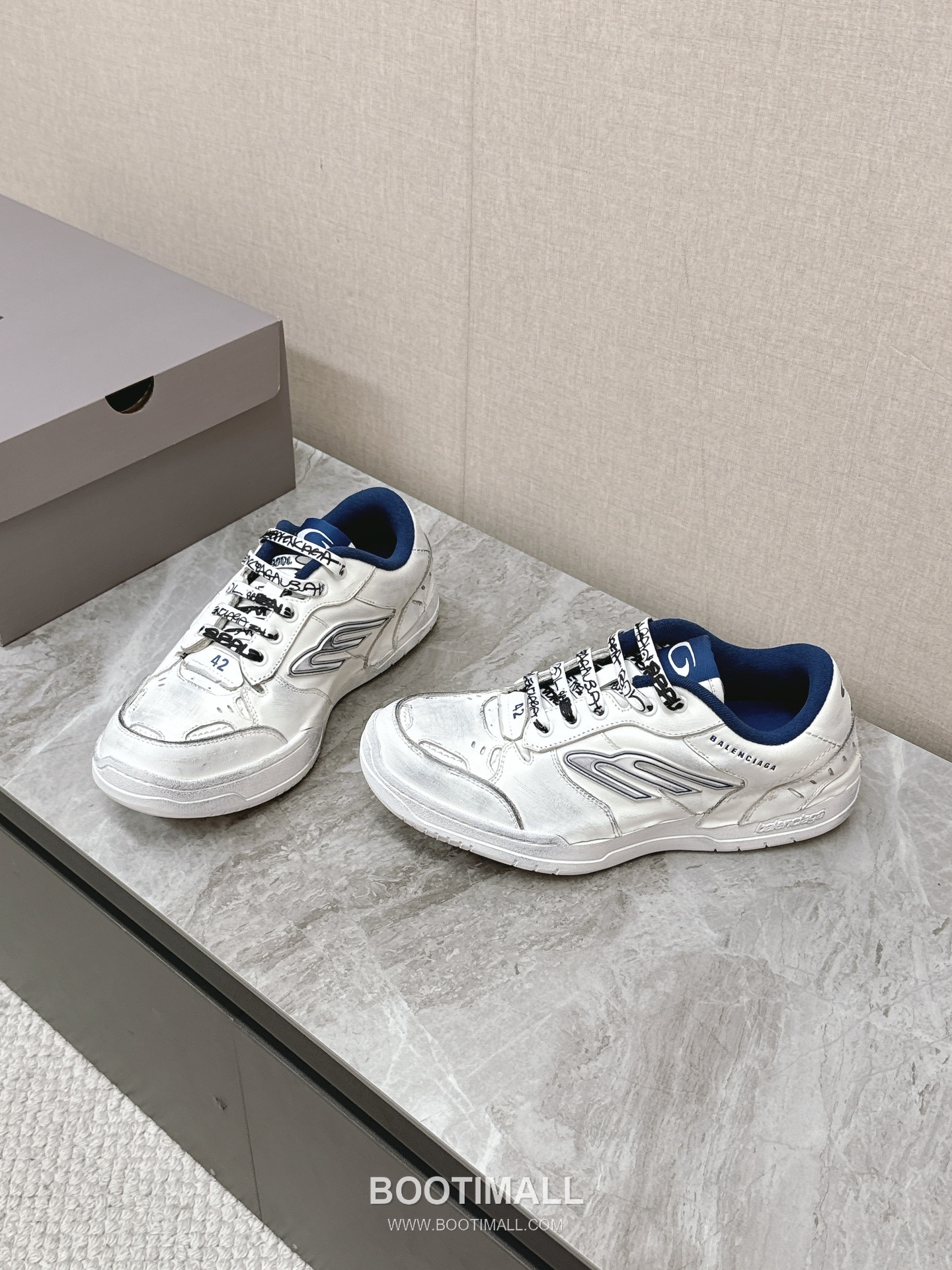 Balenciaga Hamptons Leather Distressed Chunky Sneakers 발렌시아가 햄튼스 레더 디스트레스드 청키 스니커즈 2