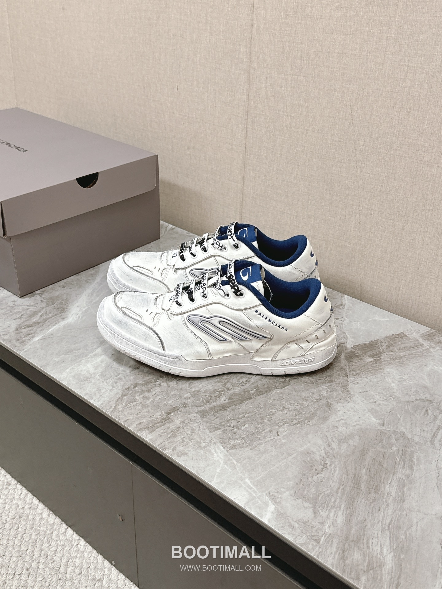 Balenciaga Hamptons Leather Distressed Chunky Sneakers 발렌시아가 햄튼스 레더 디스트레스드 청키 스니커즈 4