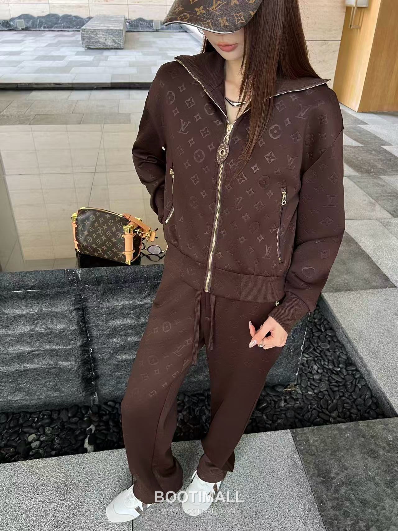 Louis Vuitton SS26 Monogram Embossed Cotton Track Jacket & Pants Set 루이비통 모노그램 엠보스 코튼 트랙 재킷 앤 팬츠 세트 6