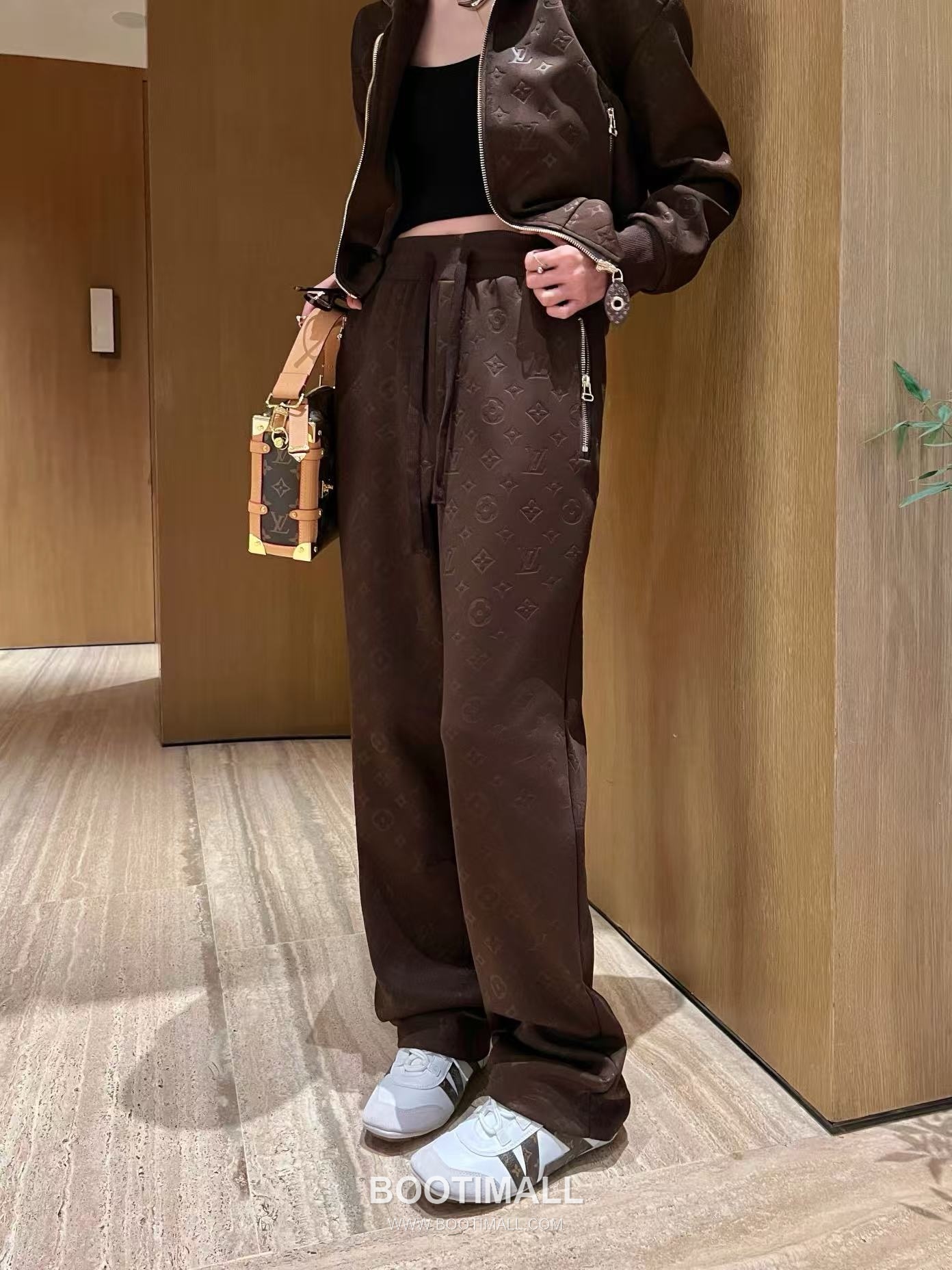 Louis Vuitton SS26 Monogram Embossed Cotton Track Jacket & Pants Set 루이비통 모노그램 엠보스 코튼 트랙 재킷 앤 팬츠 세트 9