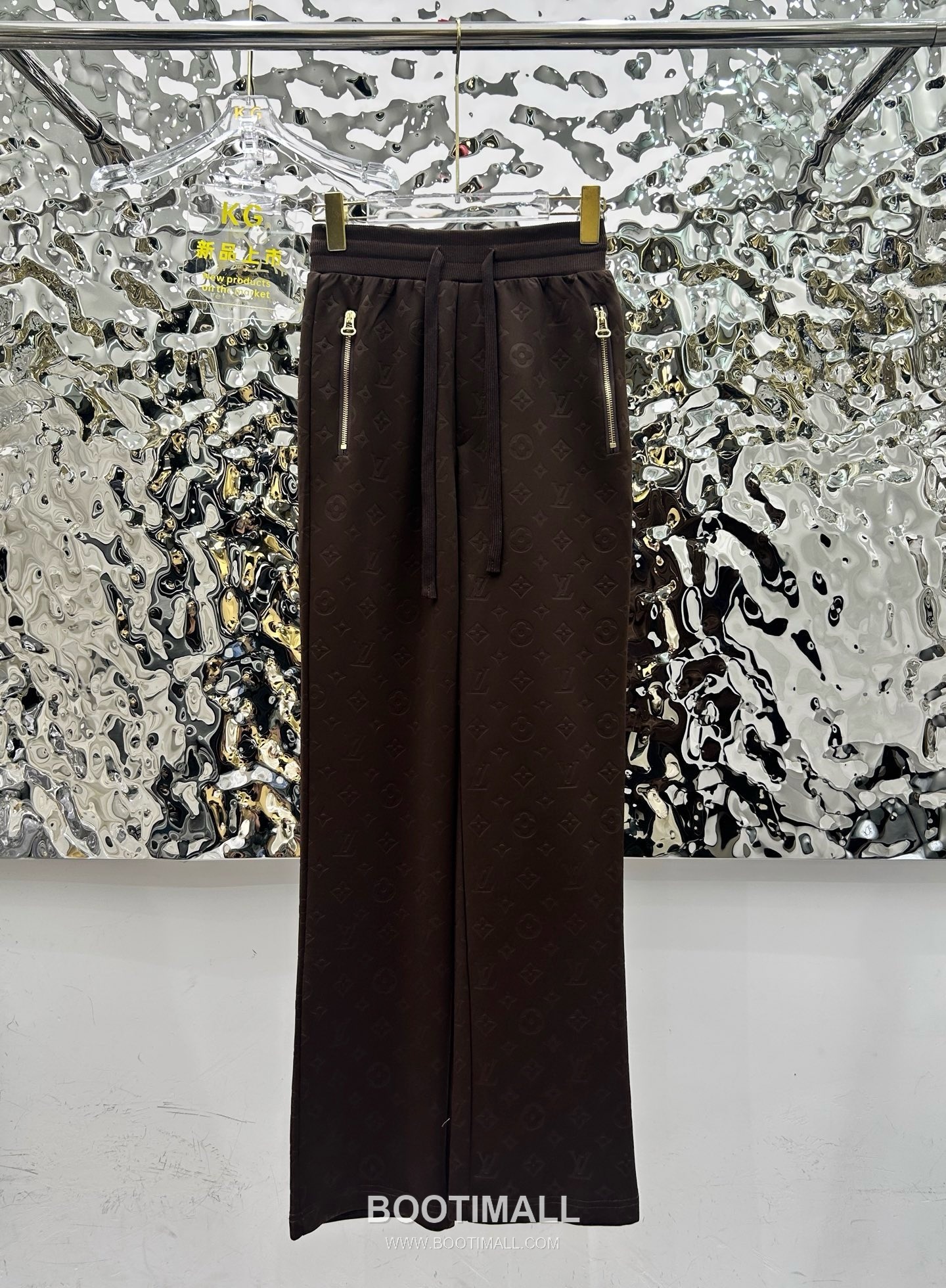 Louis Vuitton SS26 Monogram Embossed Cotton Track Jacket & Pants Set 루이비통 모노그램 엠보스 코튼 트랙 재킷 앤 팬츠 세트 10