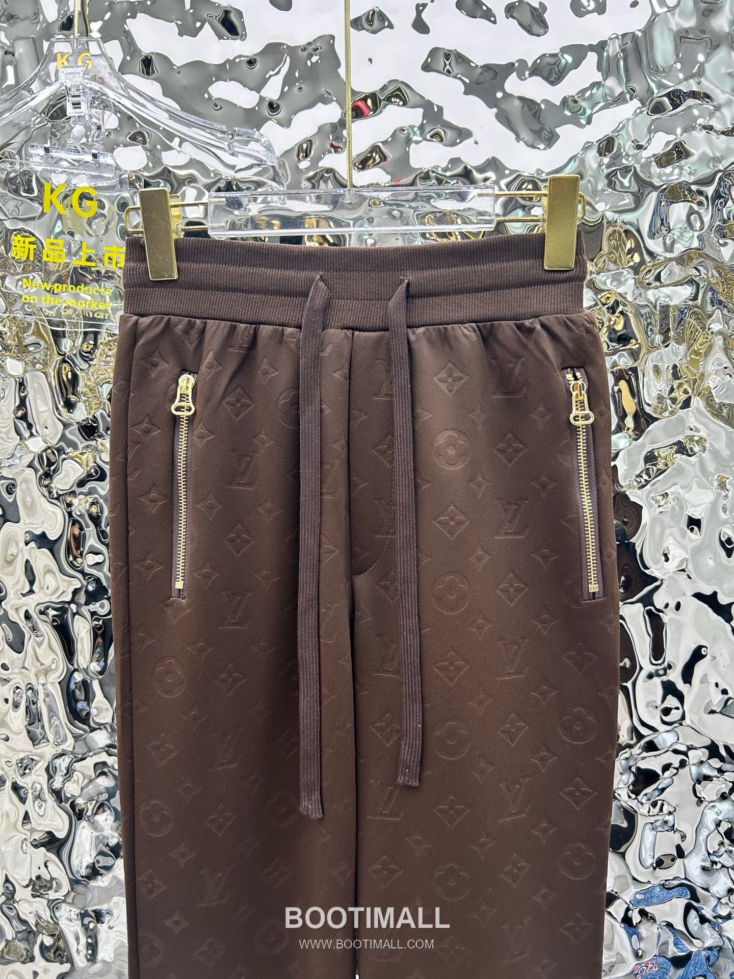 Louis Vuitton SS26 Monogram Embossed Cotton Track Jacket & Pants Set 루이비통 모노그램 엠보스 코튼 트랙 재킷 앤 팬츠 세트 11