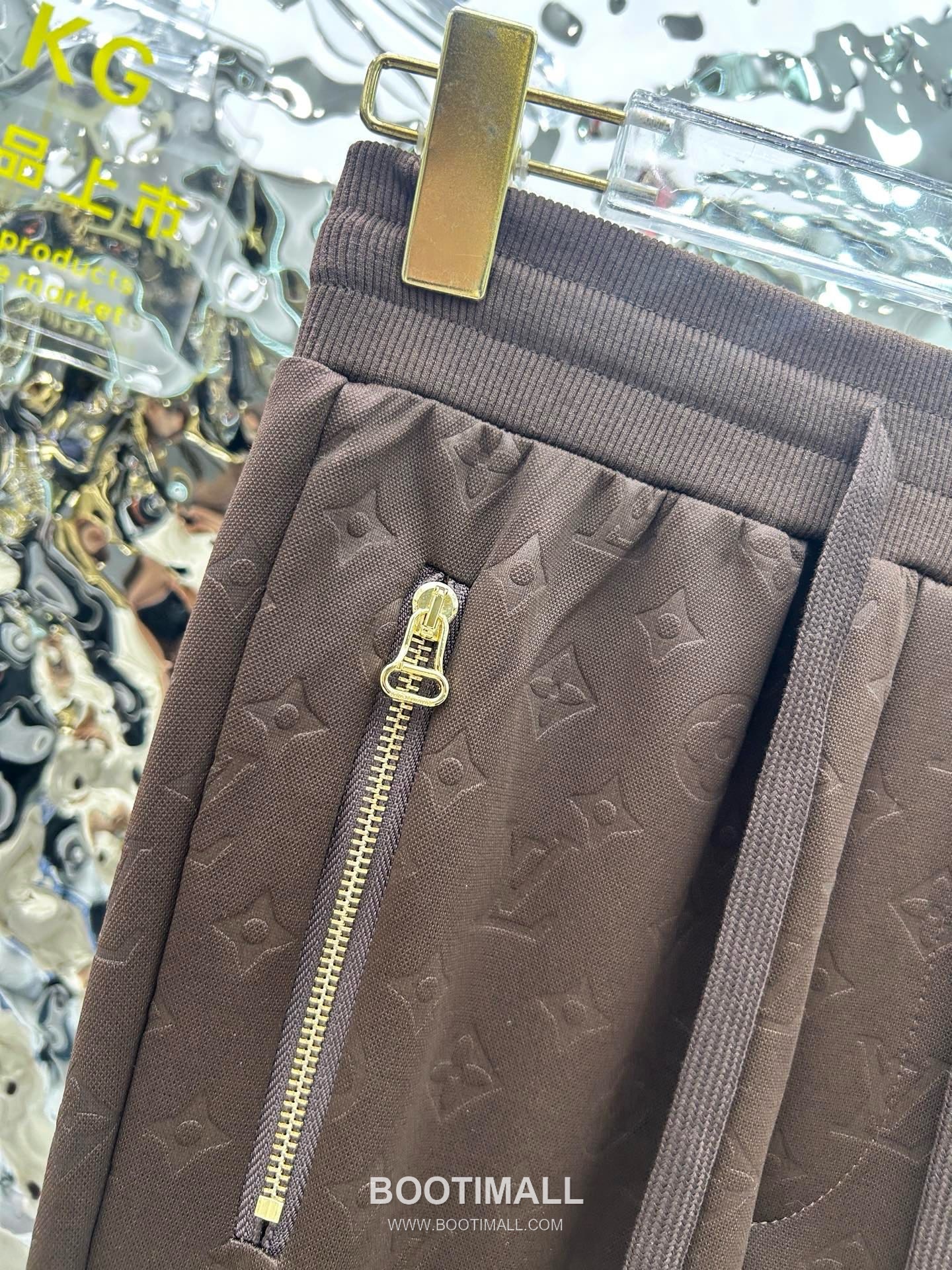 Louis Vuitton SS26 Monogram Embossed Cotton Track Jacket & Pants Set 루이비통 모노그램 엠보스 코튼 트랙 재킷 앤 팬츠 세트 12