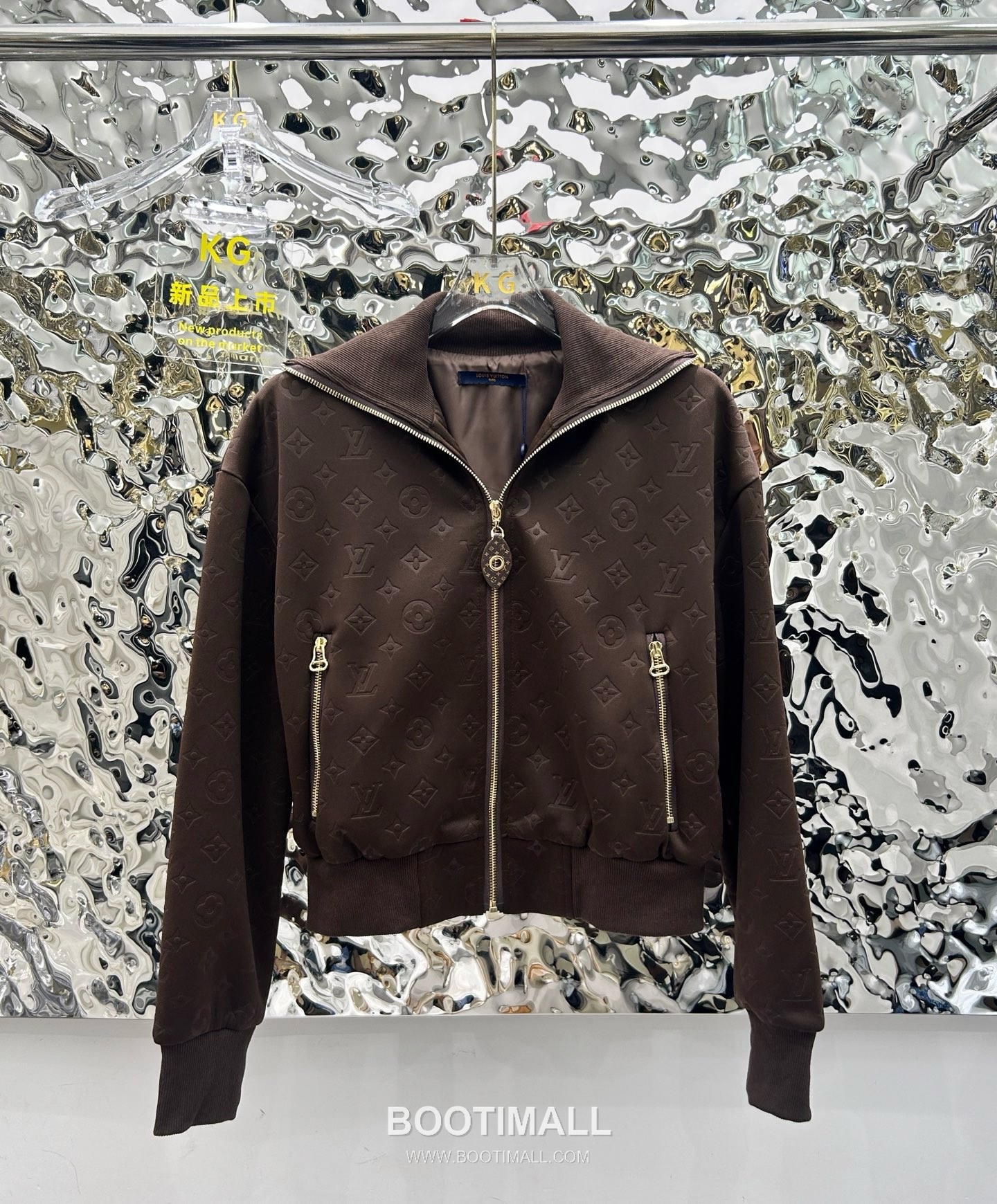 Louis Vuitton SS26 Monogram Embossed Cotton Track Jacket & Pants Set 루이비통 모노그램 엠보스 코튼 트랙 재킷 앤 팬츠 세트 15