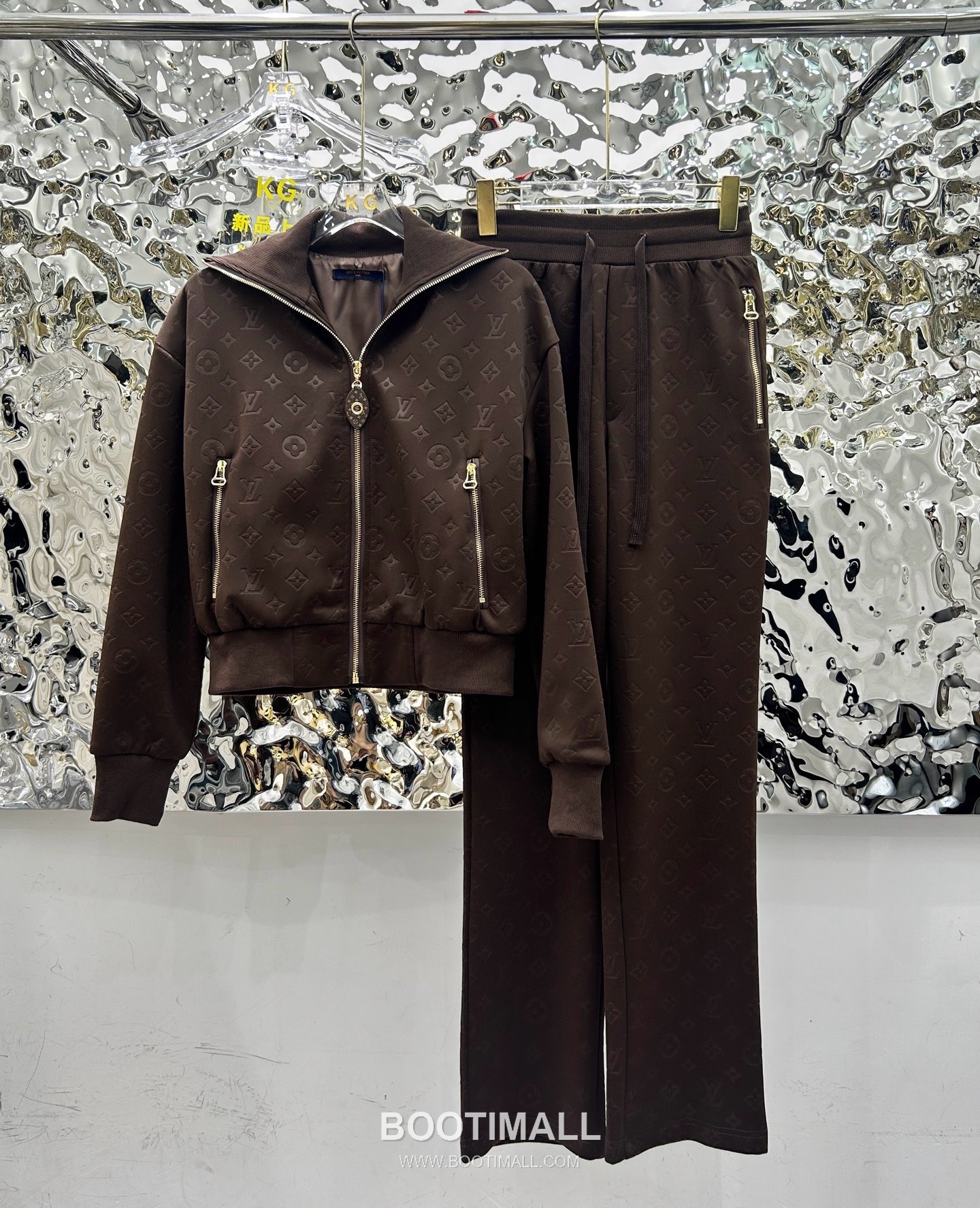 Louis Vuitton SS26 Monogram Embossed Cotton Track Jacket & Pants Set 루이비통 모노그램 엠보스 코튼 트랙 재킷 앤 팬츠 세트 21