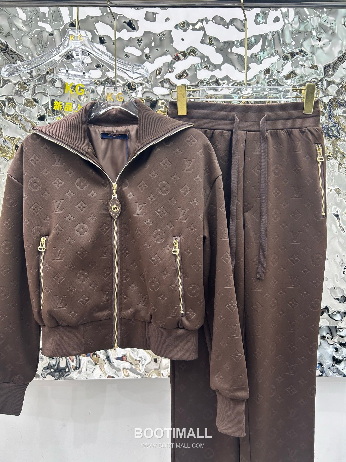 Louis Vuitton SS26 Monogram Embossed Cotton Track Jacket & Pants Set 루이비통 모노그램 엠보스 코튼 트랙 재킷 앤 팬츠 세트 22