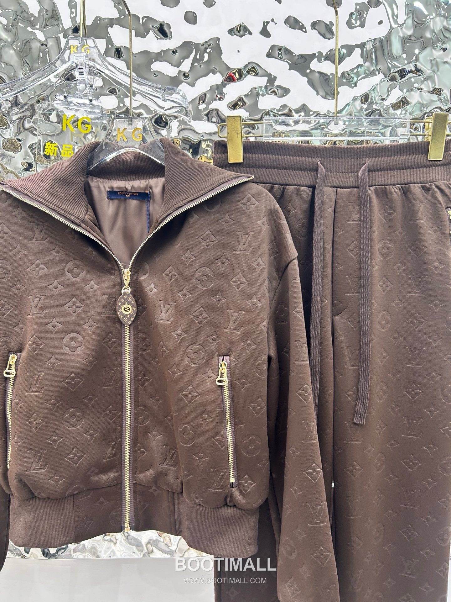 Louis Vuitton SS26 Monogram Embossed Cotton Track Jacket & Pants Set 루이비통 모노그램 엠보스 코튼 트랙 재킷 앤 팬츠 세트 23