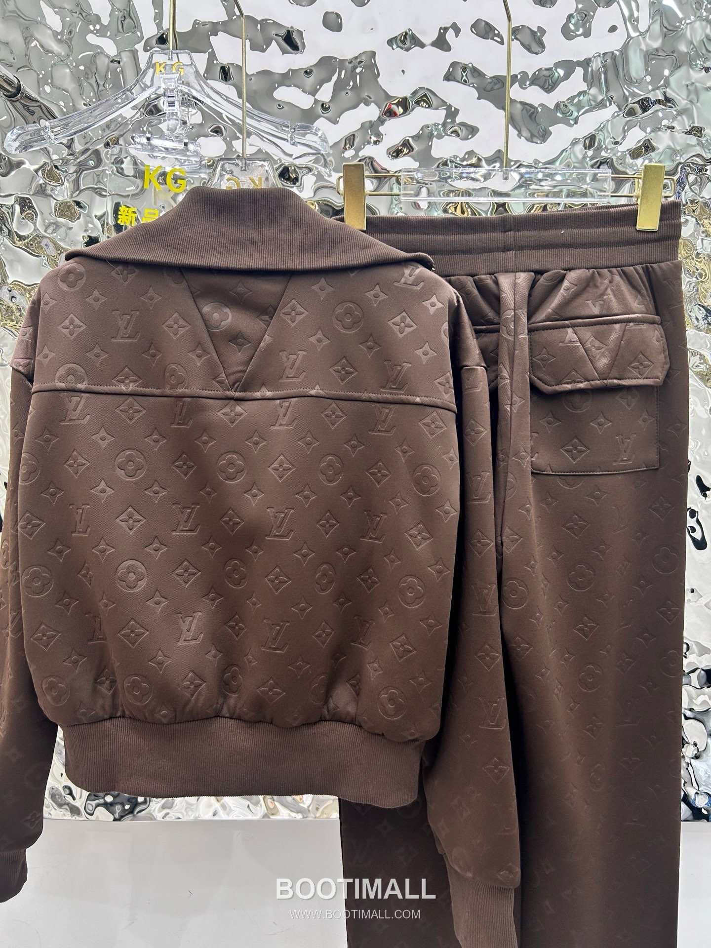 Louis Vuitton SS26 Monogram Embossed Cotton Track Jacket & Pants Set 루이비통 모노그램 엠보스 코튼 트랙 재킷 앤 팬츠 세트 24