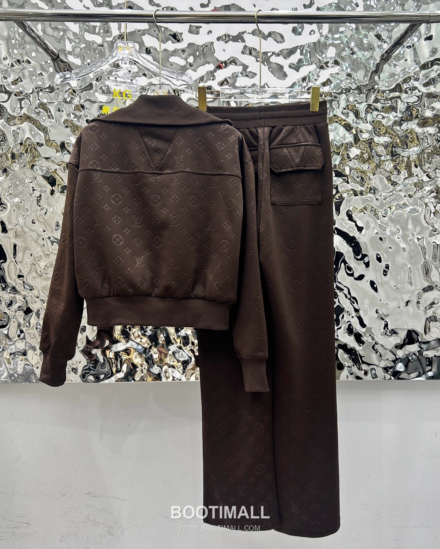 Louis Vuitton SS26 Monogram Embossed Cotton Track Jacket & Pants Set 루이비통 모노그램 엠보스 코튼 트랙 재킷 앤 팬츠 세트 25