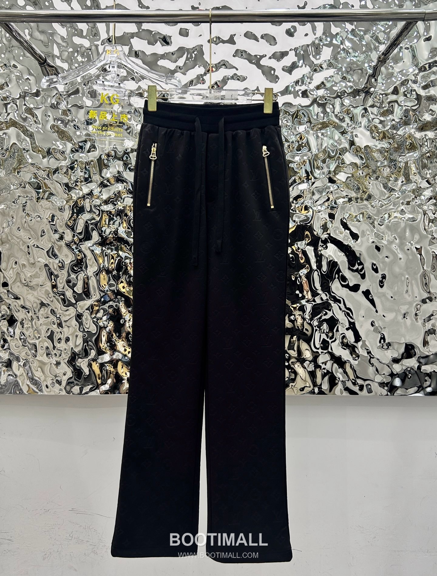 Louis Vuitton SS26 Monogram Embossed Cotton Track Jacket & Pants Set 루이비통 모노그램 엠보스 코튼 트랙 재킷 앤 팬츠 세트 10