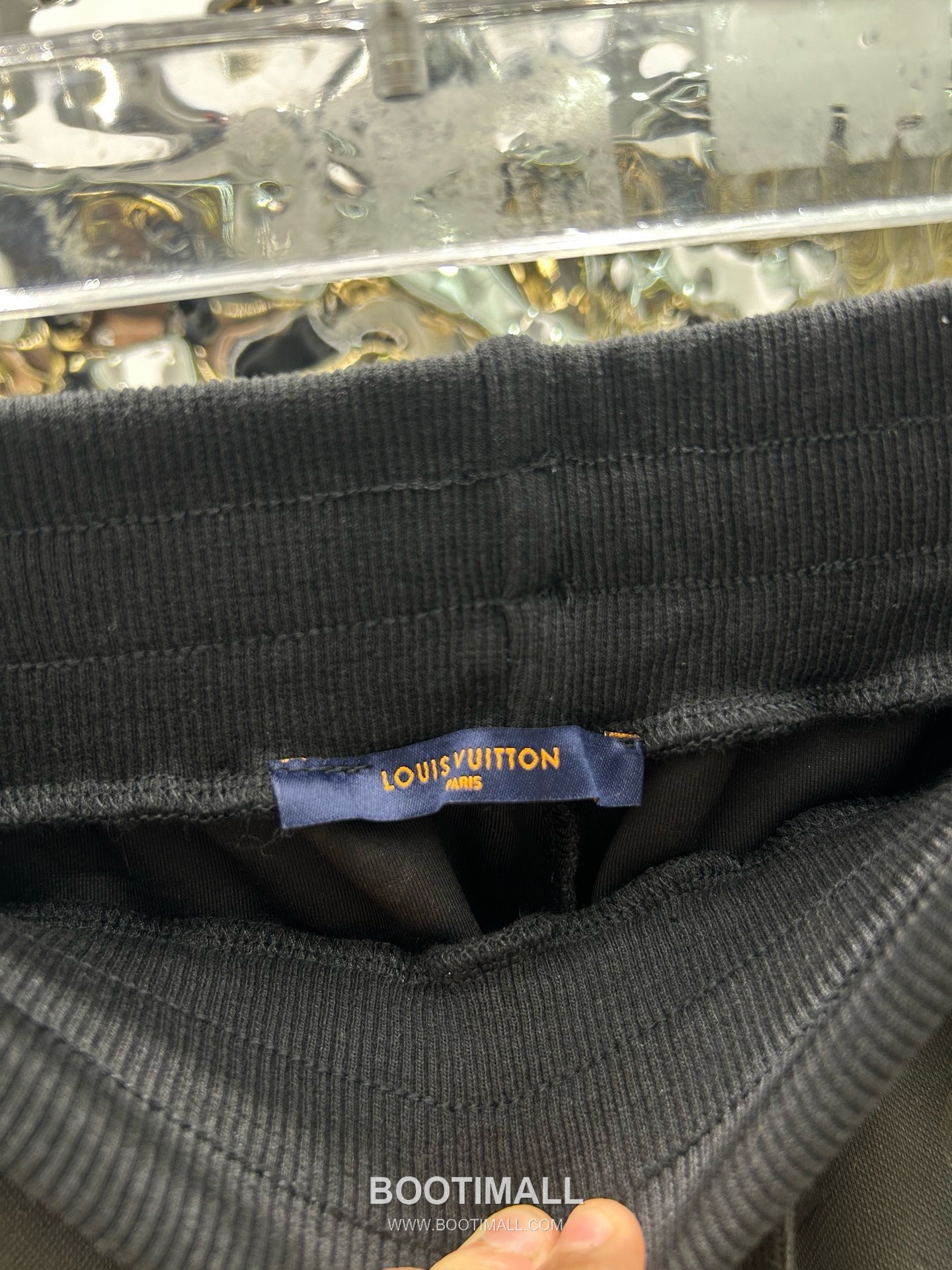 Louis Vuitton SS26 Monogram Embossed Cotton Track Jacket & Pants Set 루이비통 모노그램 엠보스 코튼 트랙 재킷 앤 팬츠 세트 14