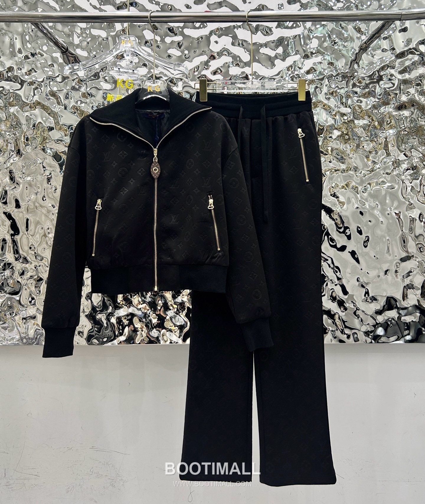 Louis Vuitton SS26 Monogram Embossed Cotton Track Jacket & Pants Set 루이비통 모노그램 엠보스 코튼 트랙 재킷 앤 팬츠 세트 15