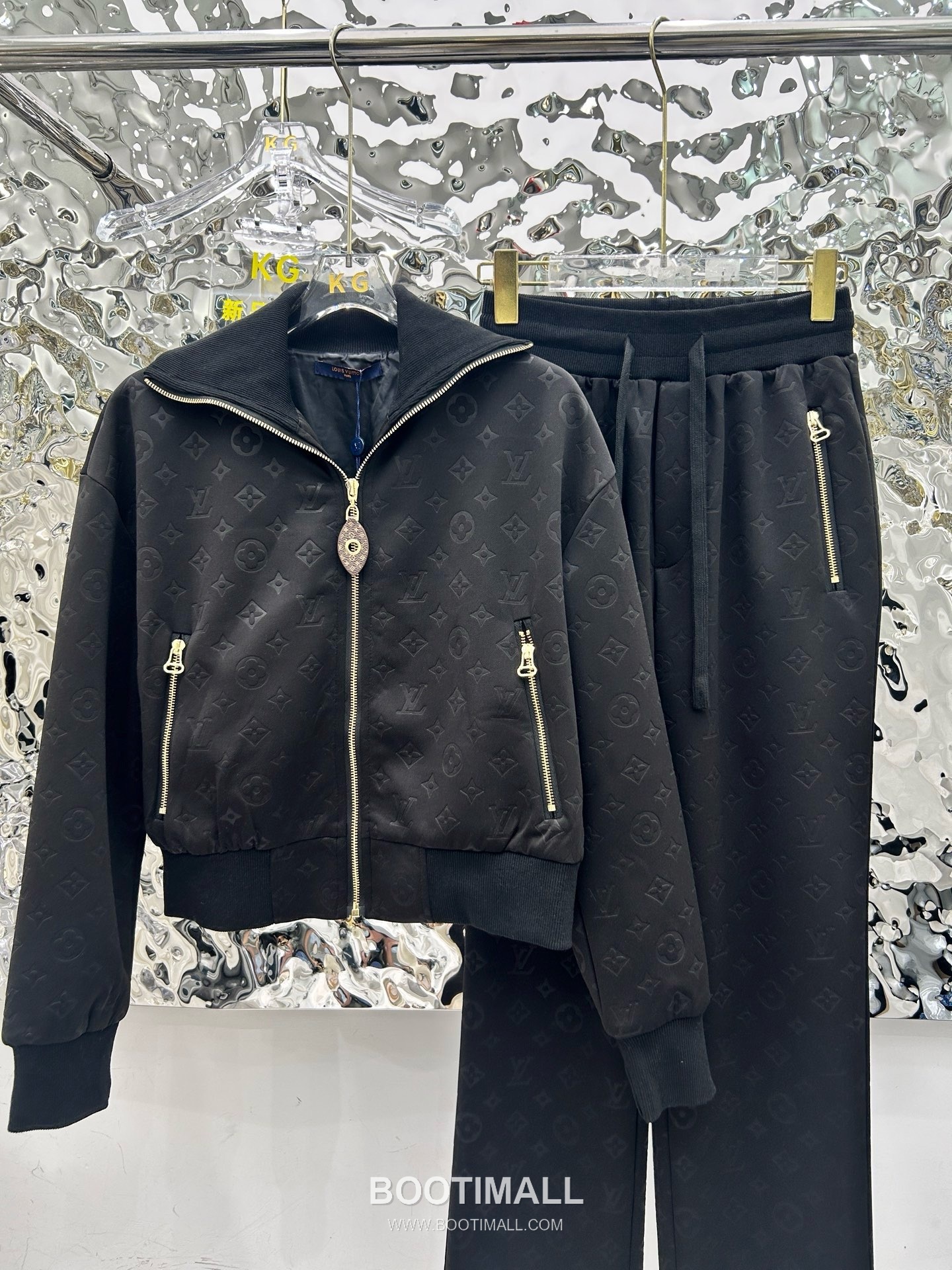 Louis Vuitton SS26 Monogram Embossed Cotton Track Jacket & Pants Set 루이비통 모노그램 엠보스 코튼 트랙 재킷 앤 팬츠 세트 16