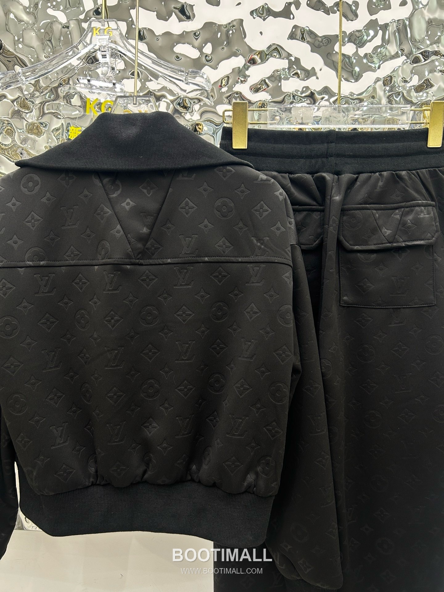 Louis Vuitton SS26 Monogram Embossed Cotton Track Jacket & Pants Set 루이비통 모노그램 엠보스 코튼 트랙 재킷 앤 팬츠 세트 17
