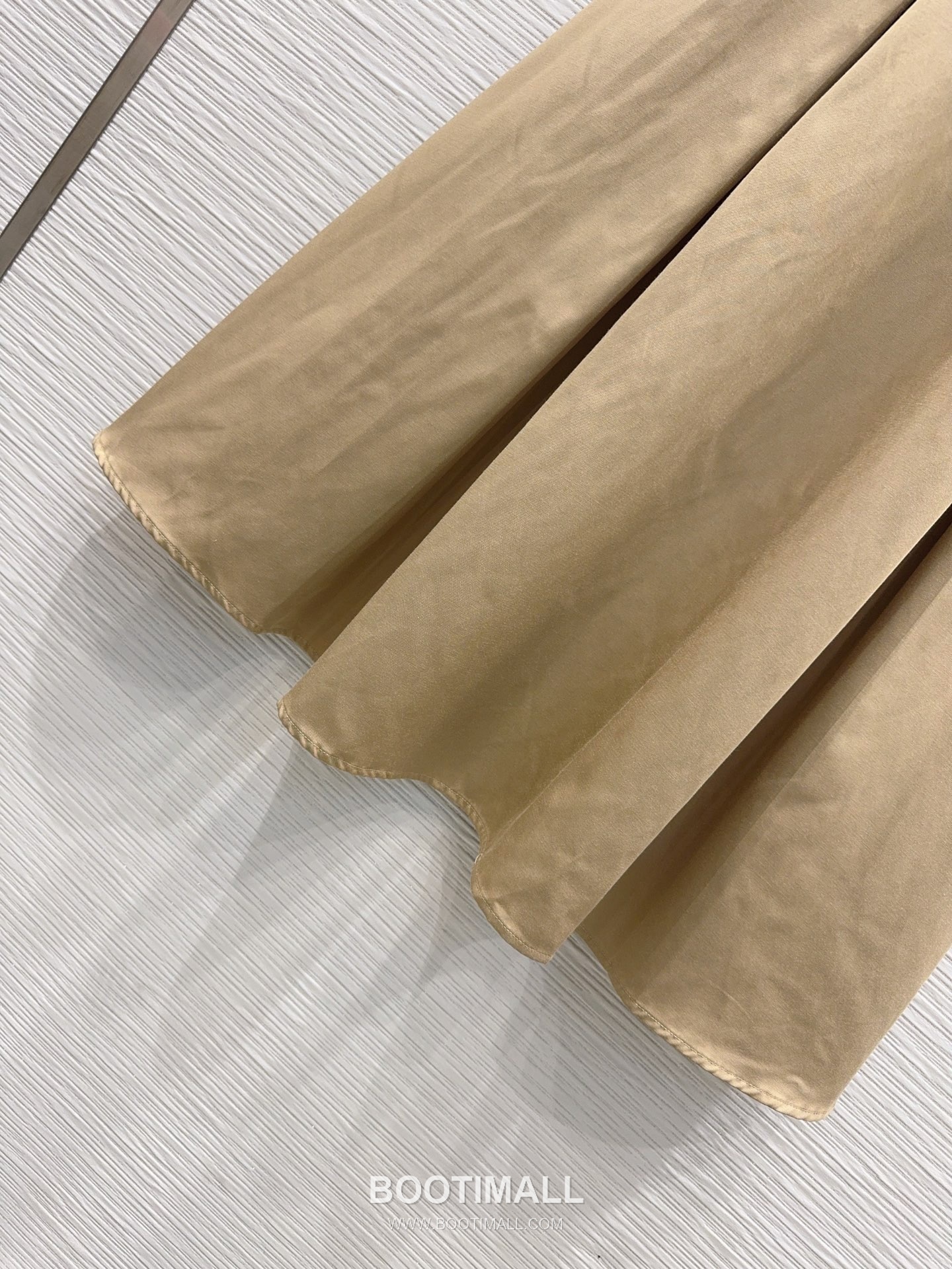 Prada SS26 Carriage Logo Embroidered Collared Dress 프라다 카리지 로고 자수 카라 드레스 15