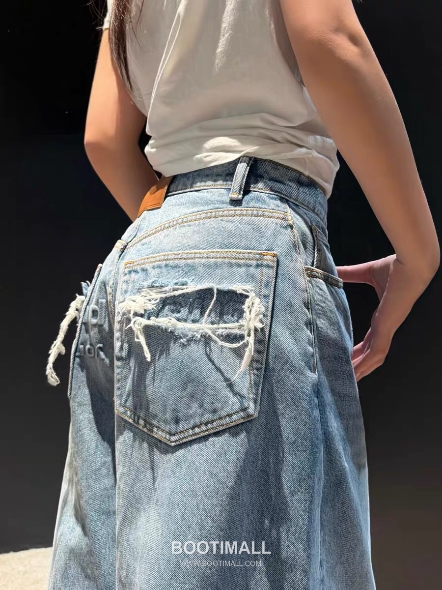 Alexander Wang SS26 Curved Distressed Logo Embossed Denim Pants 알렉산더왕 커브드 디스트로이드 로고 엠보스 데님 팬츠 8