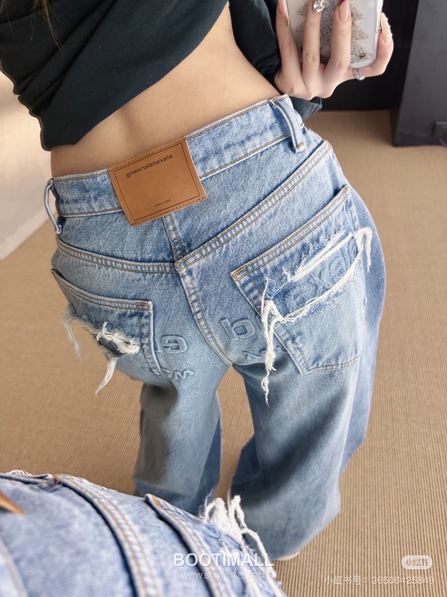 Alexander Wang SS26 Curved Distressed Logo Embossed Denim Pants 알렉산더왕 커브드 디스트로이드 로고 엠보스 데님 팬츠 12