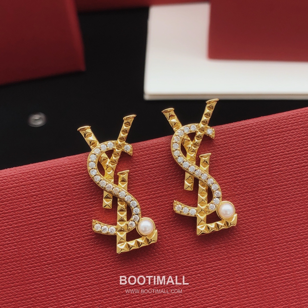 Saint Laurent Cassandre Quilted Monogram Stud Earrings 생로랑 카산드라 퀼팅 모노그램 스터드 귀걸이 1