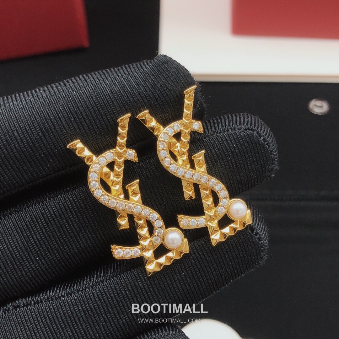 Saint Laurent Cassandre Quilted Monogram Stud Earrings 생로랑 카산드라 퀼팅 모노그램 스터드 귀걸이 2