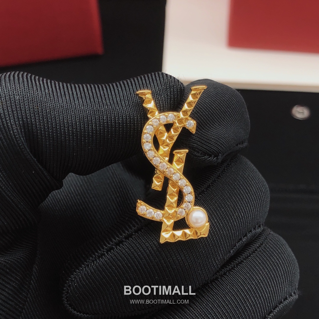 Saint Laurent Cassandre Quilted Monogram Stud Earrings 생로랑 카산드라 퀼팅 모노그램 스터드 귀걸이 3