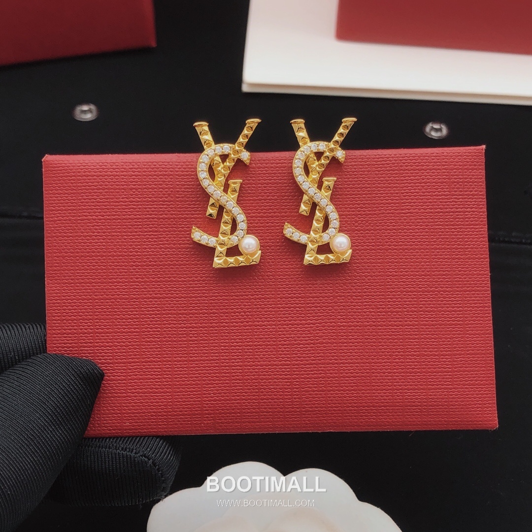 Saint Laurent Cassandre Quilted Monogram Stud Earrings 생로랑 카산드라 퀼팅 모노그램 스터드 귀걸이 4