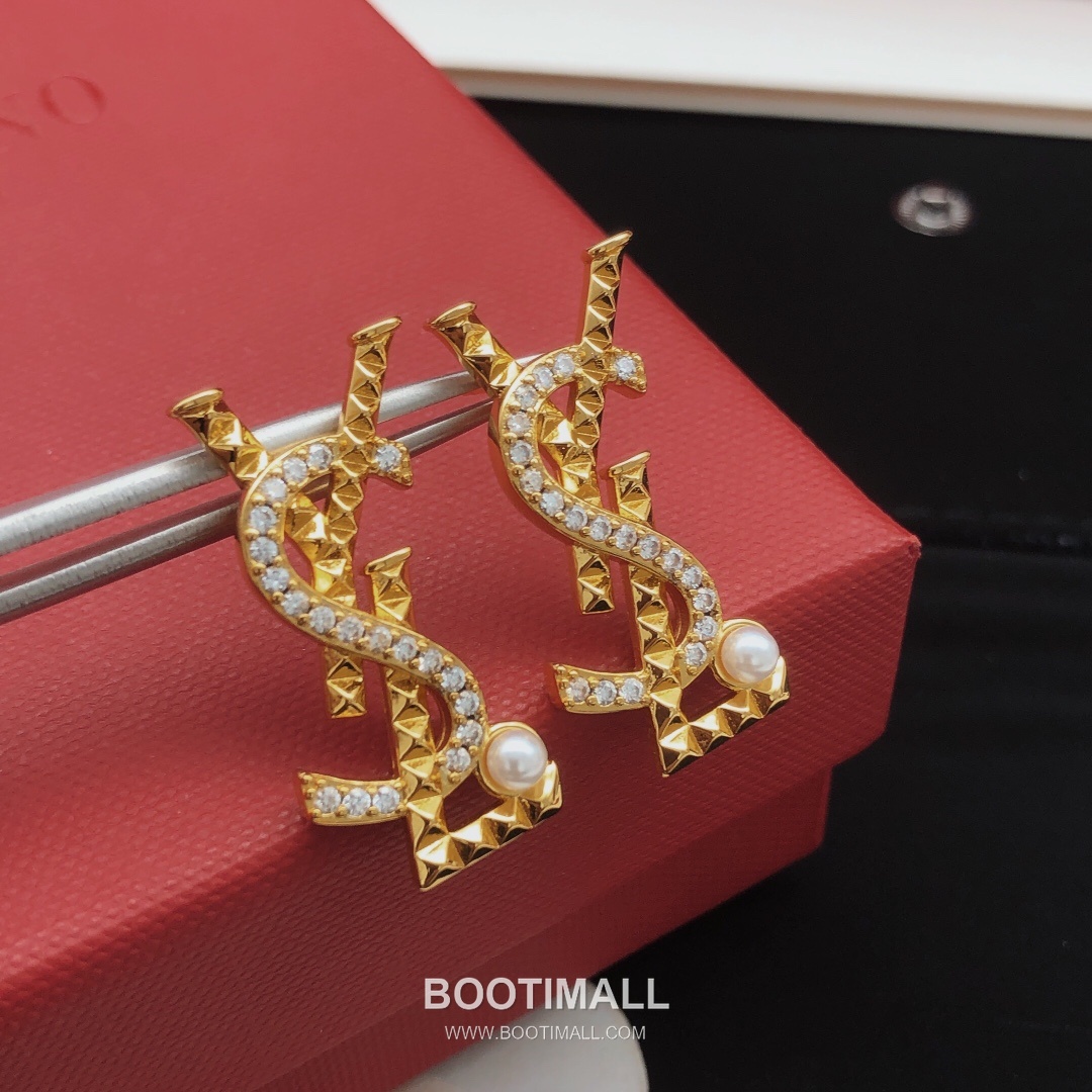 Saint Laurent Cassandre Quilted Monogram Stud Earrings 생로랑 카산드라 퀼팅 모노그램 스터드 귀걸이 6