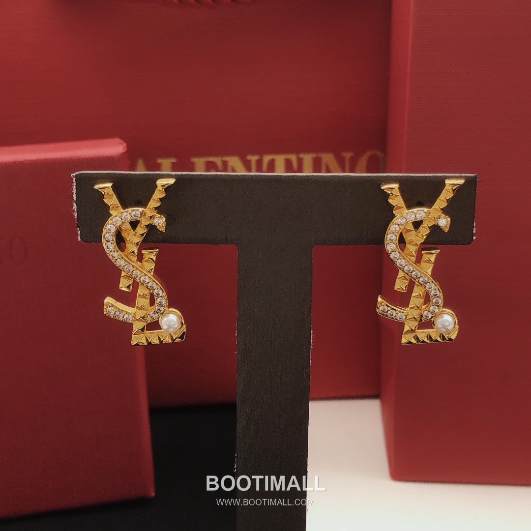 Saint Laurent Cassandre Quilted Monogram Stud Earrings 생로랑 카산드라 퀼팅 모노그램 스터드 귀걸이 9