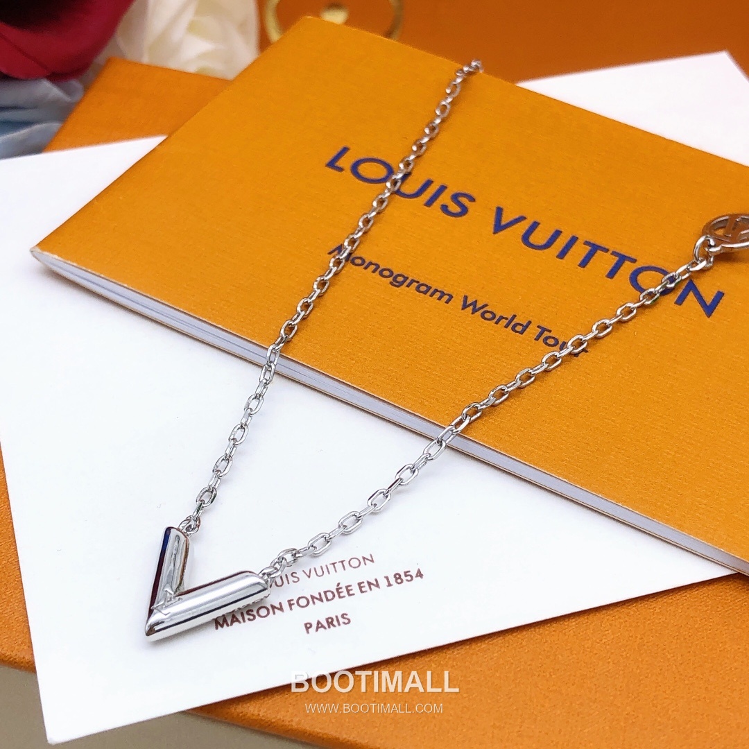 Louis Vuitton Essential V Necklace 루이비통 에센셜 V 네크리스 2