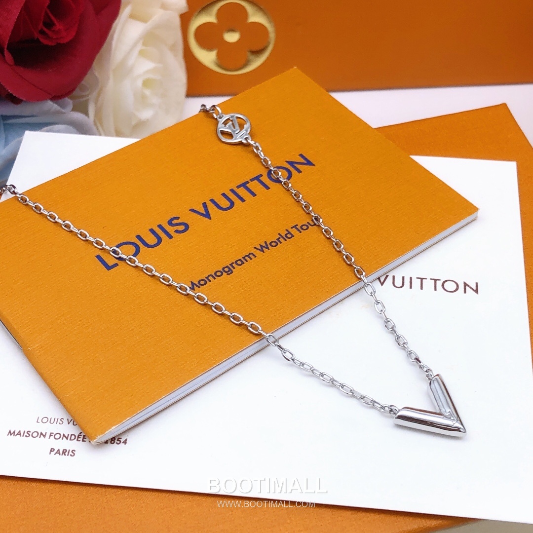 Louis Vuitton Essential V Necklace 루이비통 에센셜 V 네크리스 3