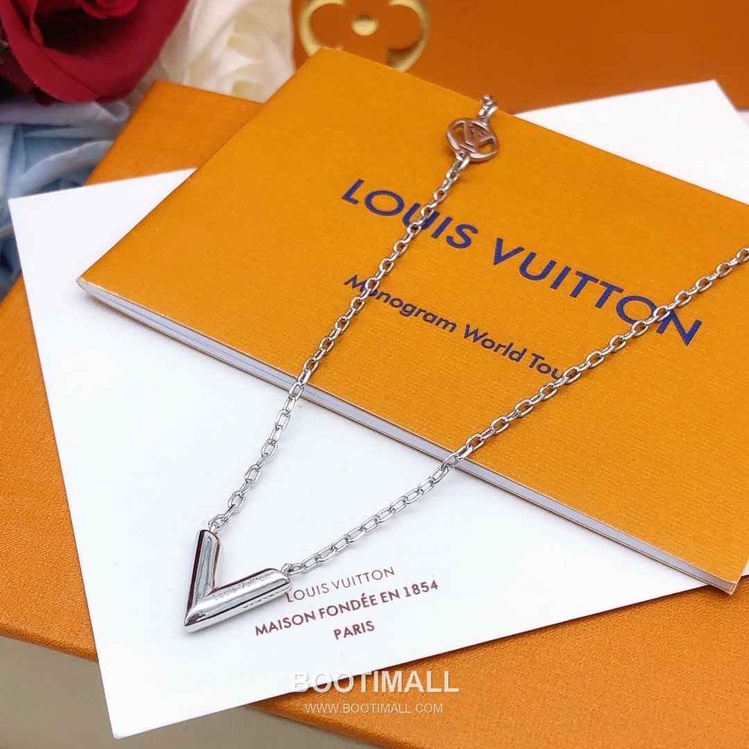 Louis Vuitton Essential V Necklace 루이비통 에센셜 V 네크리스 4