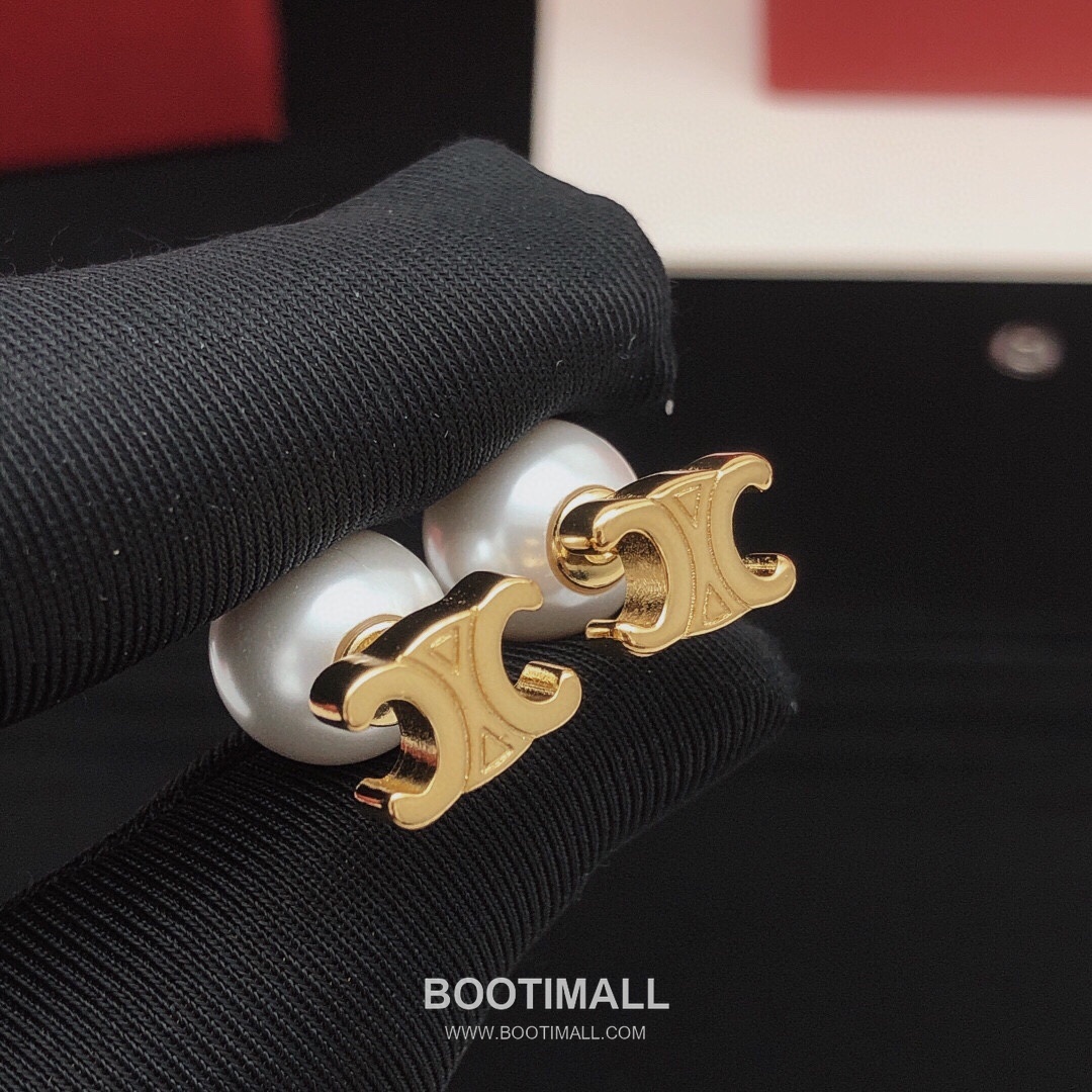 CELINE Triomphe Pearl Stud Earrings 셀린느 트리옹프 펄 스터드 귀걸이 1