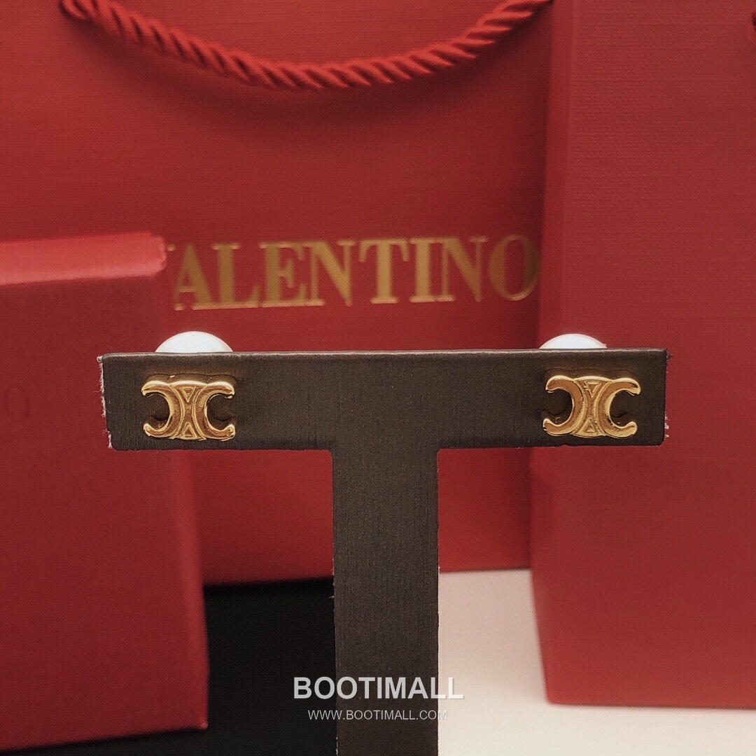 CELINE Triomphe Pearl Stud Earrings 셀린느 트리옹프 펄 스터드 귀걸이 4