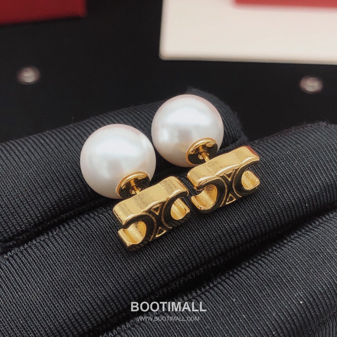 CELINE Triomphe Pearl Stud Earrings 셀린느 트리옹프 펄 스터드 귀걸이 5
