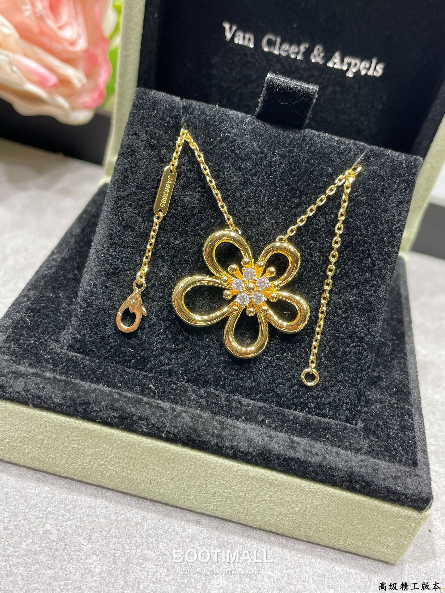 Van Cleef & Arpels Frivole Diamond Flower Pendant Necklace 반클리프 아펠 프리볼 다이아 플라워 펜던트 네크리스 4