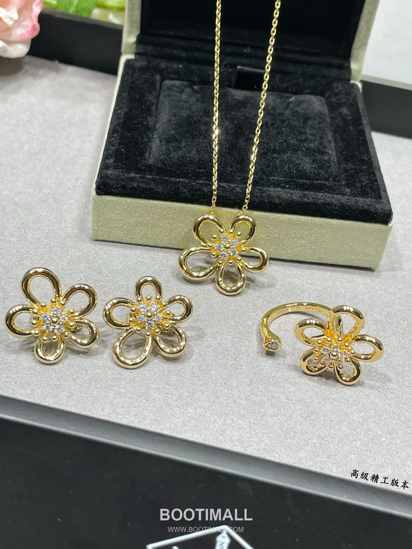 Van Cleef & Arpels Frivole Diamond Flower Pendant Necklace 반클리프 아펠 프리볼 다이아 플라워 펜던트 네크리스 7