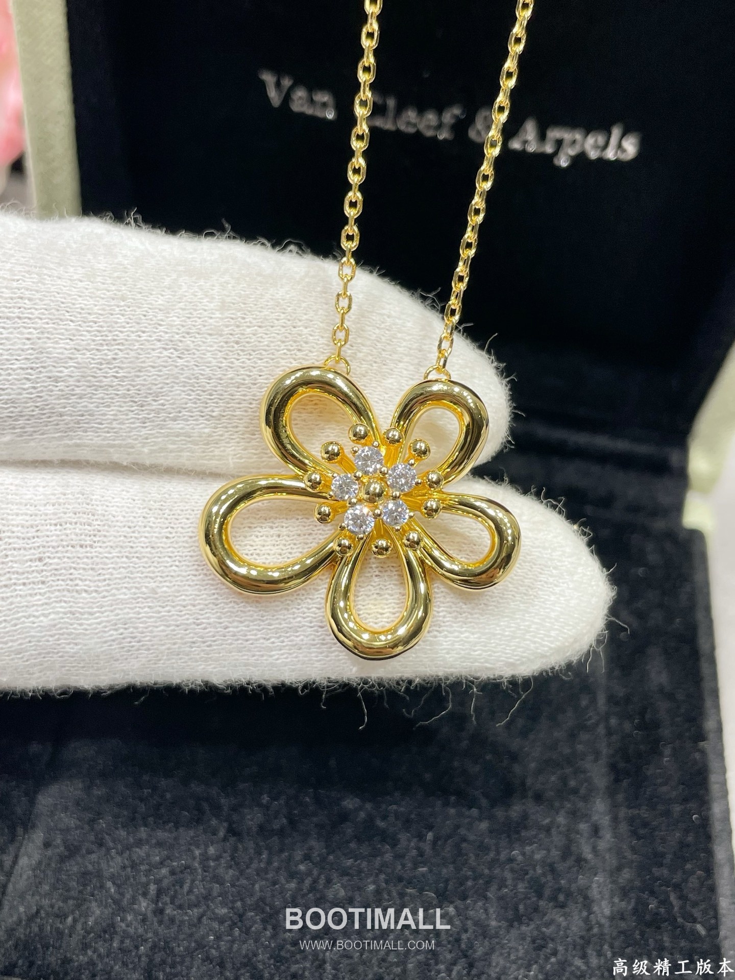 Van Cleef & Arpels Frivole Diamond Flower Pendant Necklace 반클리프 아펠 프리볼 다이아 플라워 펜던트 네크리스 8