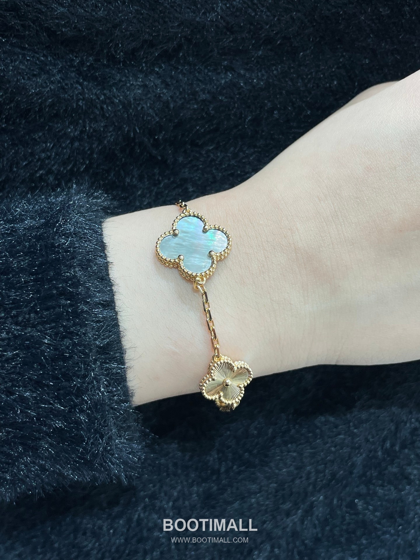 Van Cleef & Arpels Vintage Alhambra 4 Motif Mother of Pearl Bracelet 반클리프 아펠 빈티지 알함브라 4 모티프 마더오브펄 브레이슬릿 1