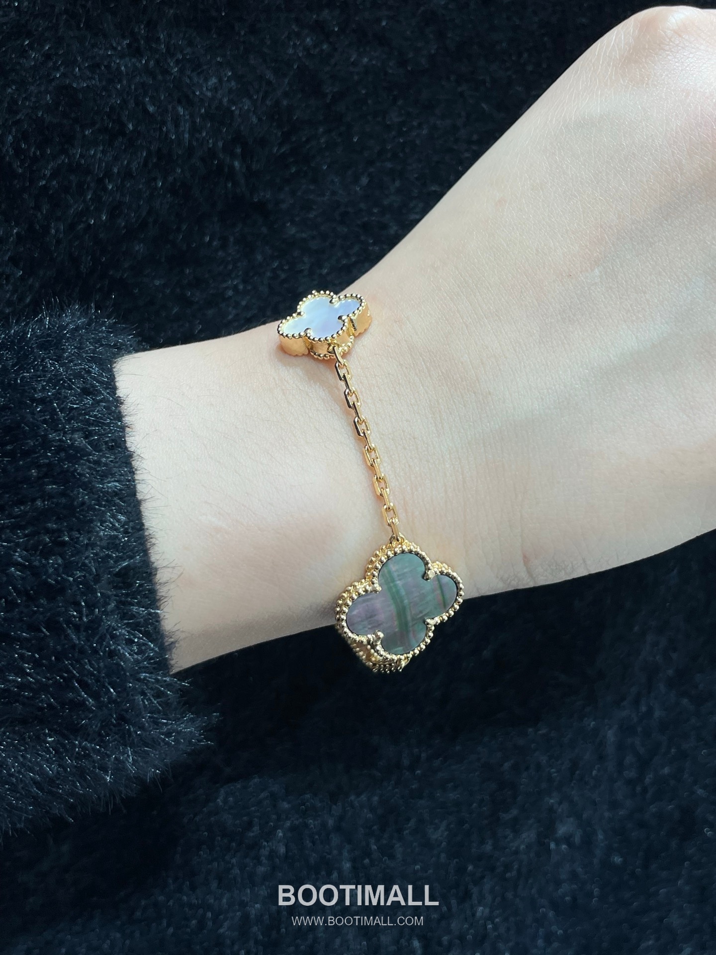 Van Cleef & Arpels Vintage Alhambra 4 Motif Mother of Pearl Bracelet 반클리프 아펠 빈티지 알함브라 4 모티프 마더오브펄 브레이슬릿 2
