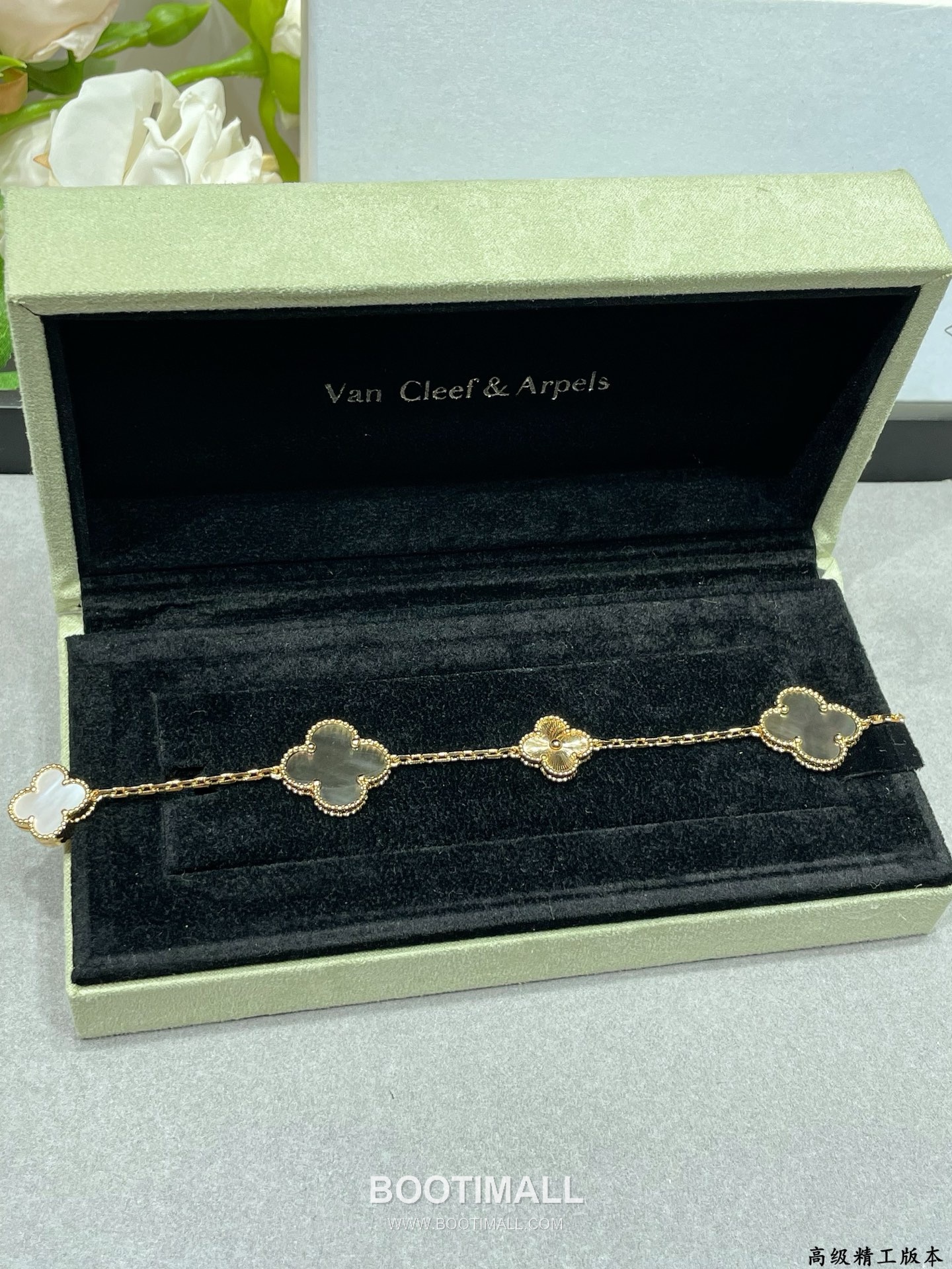 Van Cleef & Arpels Vintage Alhambra 4 Motif Mother of Pearl Bracelet 반클리프 아펠 빈티지 알함브라 4 모티프 마더오브펄 브레이슬릿 3