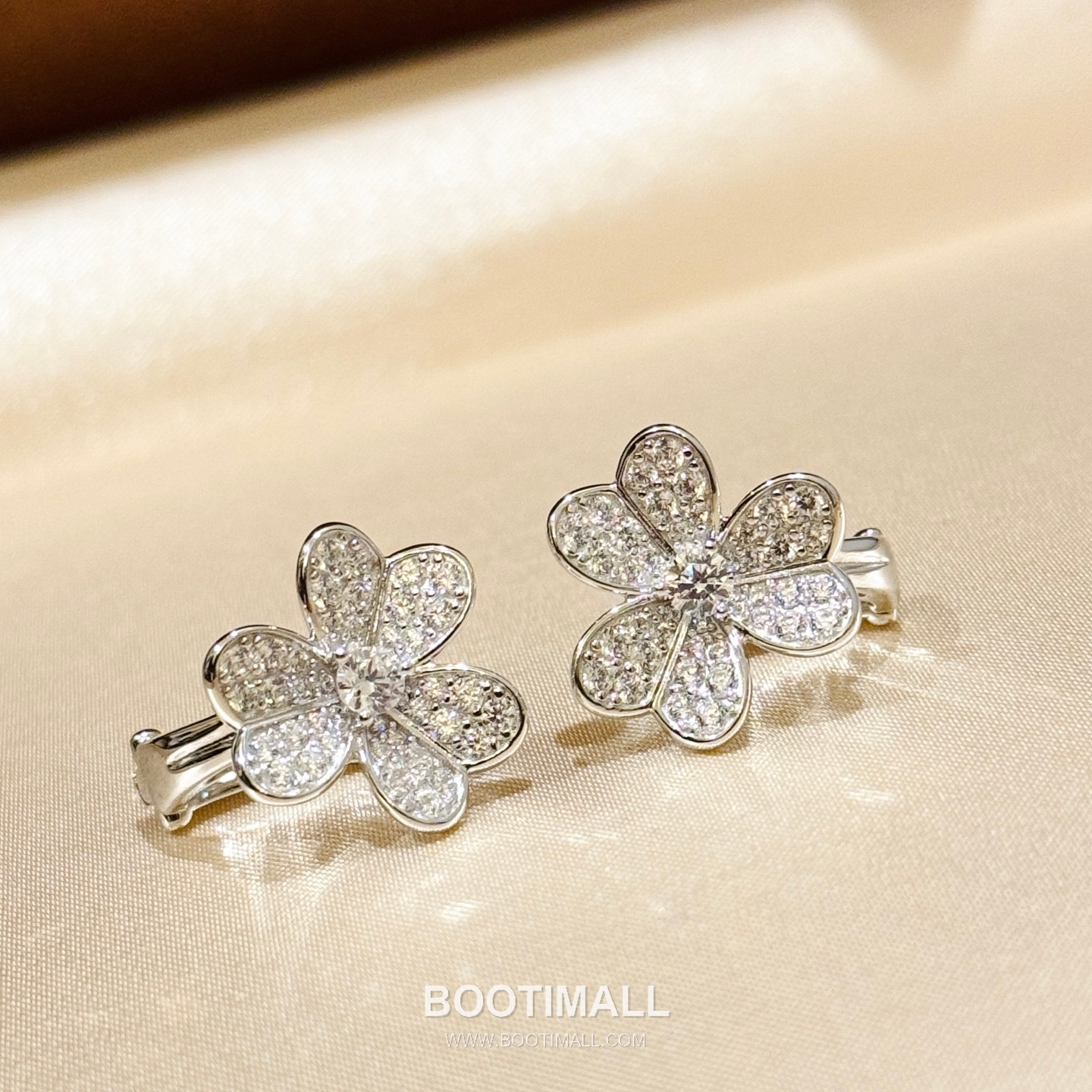 Van Cleef & Arpels Frivole Full Pavé Large Flower Earrings 반클리프 아펠 프리볼 풀 파베 라지 플라워 이어링 5