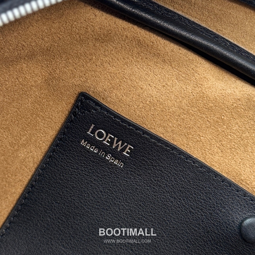 Loewe Amazona Cropped Shiny Calfskin Bowling Bag 06261298 로에베 아마조나 크롭드 샤이니 카프스킨 보스턴백 30.5cm 18