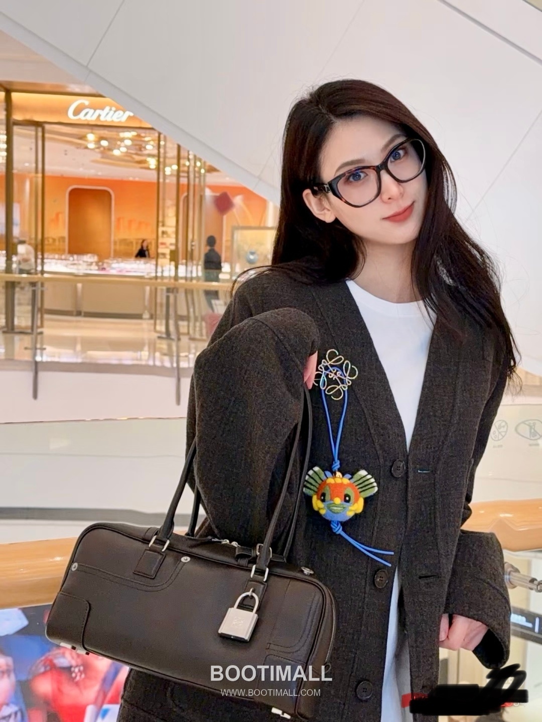 Loewe Amazona Cropped Shiny Calfskin Bowling Bag 06261298 로에베 아마조나 크롭드 샤이니 카프스킨 보스턴백 30.5cm 4