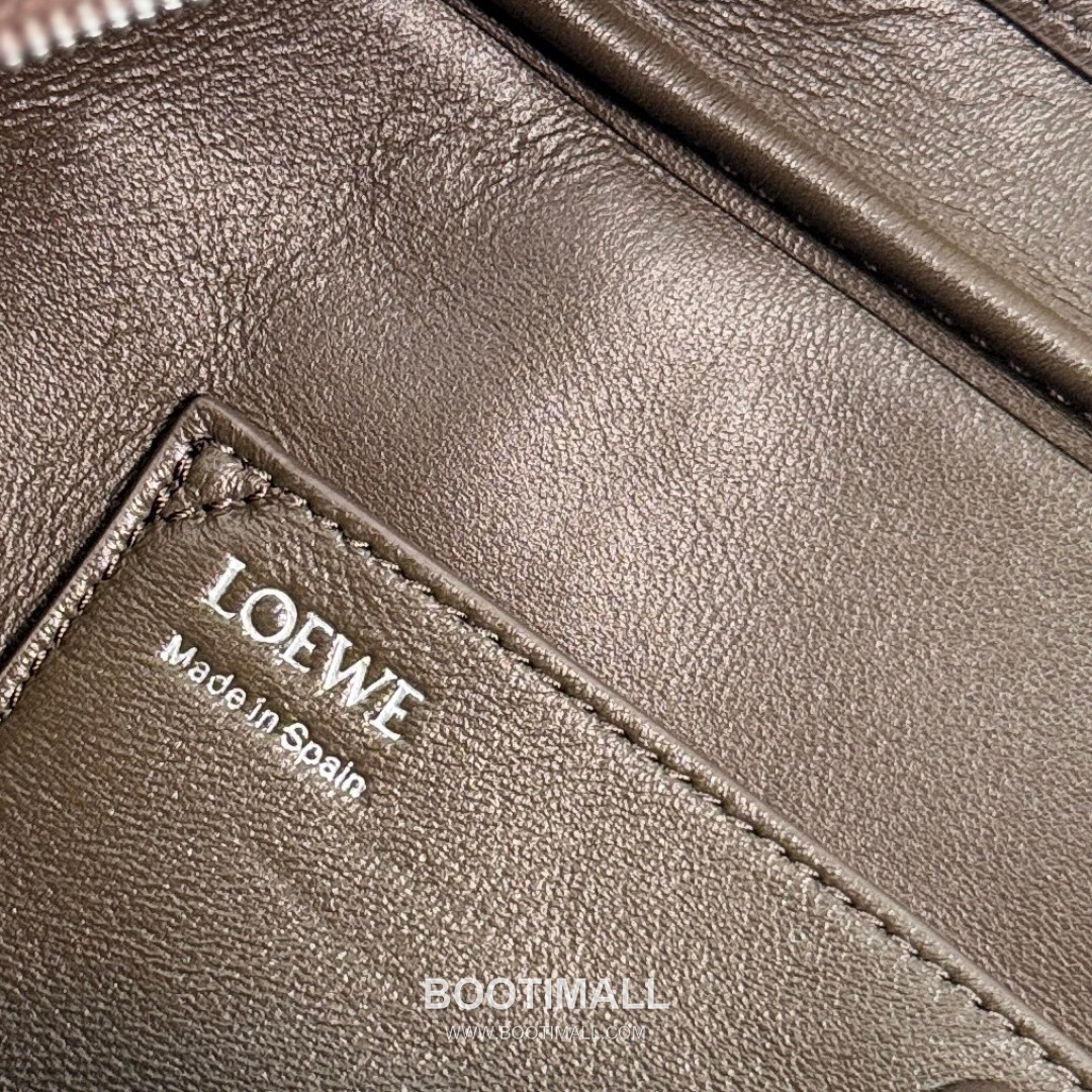 Loewe Amazona Cropped Shiny Calfskin Bowling Bag 06261298 로에베 아마조나 크롭드 샤이니 카프스킨 보스턴백 30.5cm 18
