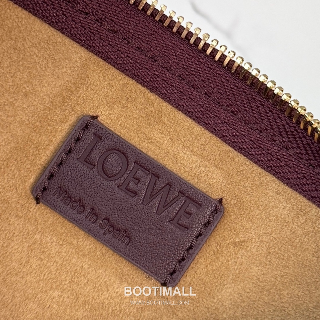 Loewe Joya Nappa Calfskin Clutch Crossbody Bag 26254468 로에베 조야 나파 카프스킨 클러치 크로스백 22cm 18
