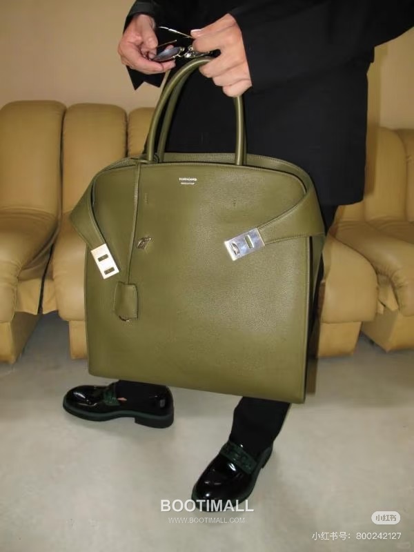 Ferragamo Hug Hammered Calfskin Tote Bag AU-24/1666 페라가모 허그 해머드 카프스킨 토트백 38cm 3