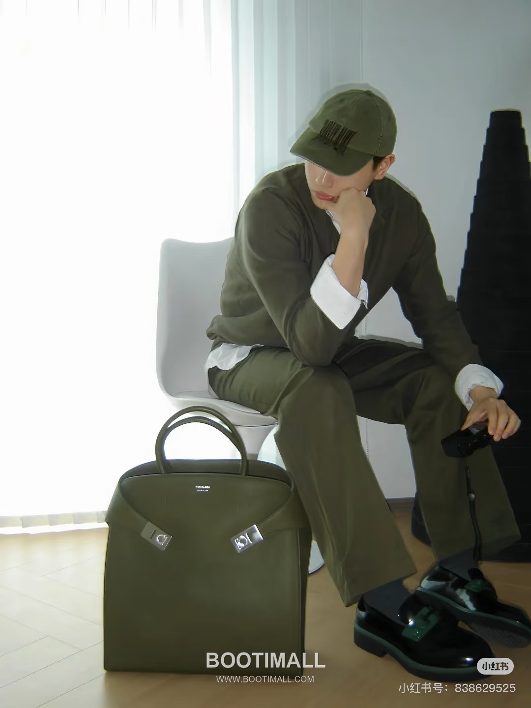 Ferragamo Hug Hammered Calfskin Tote Bag AU-24/1666 페라가모 허그 해머드 카프스킨 토트백 38cm 5