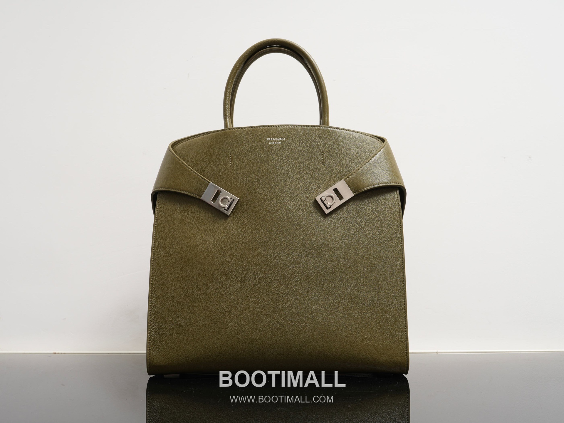 Ferragamo Hug Hammered Calfskin Tote Bag AU-24/1666 페라가모 허그 해머드 카프스킨 토트백 38cm 15