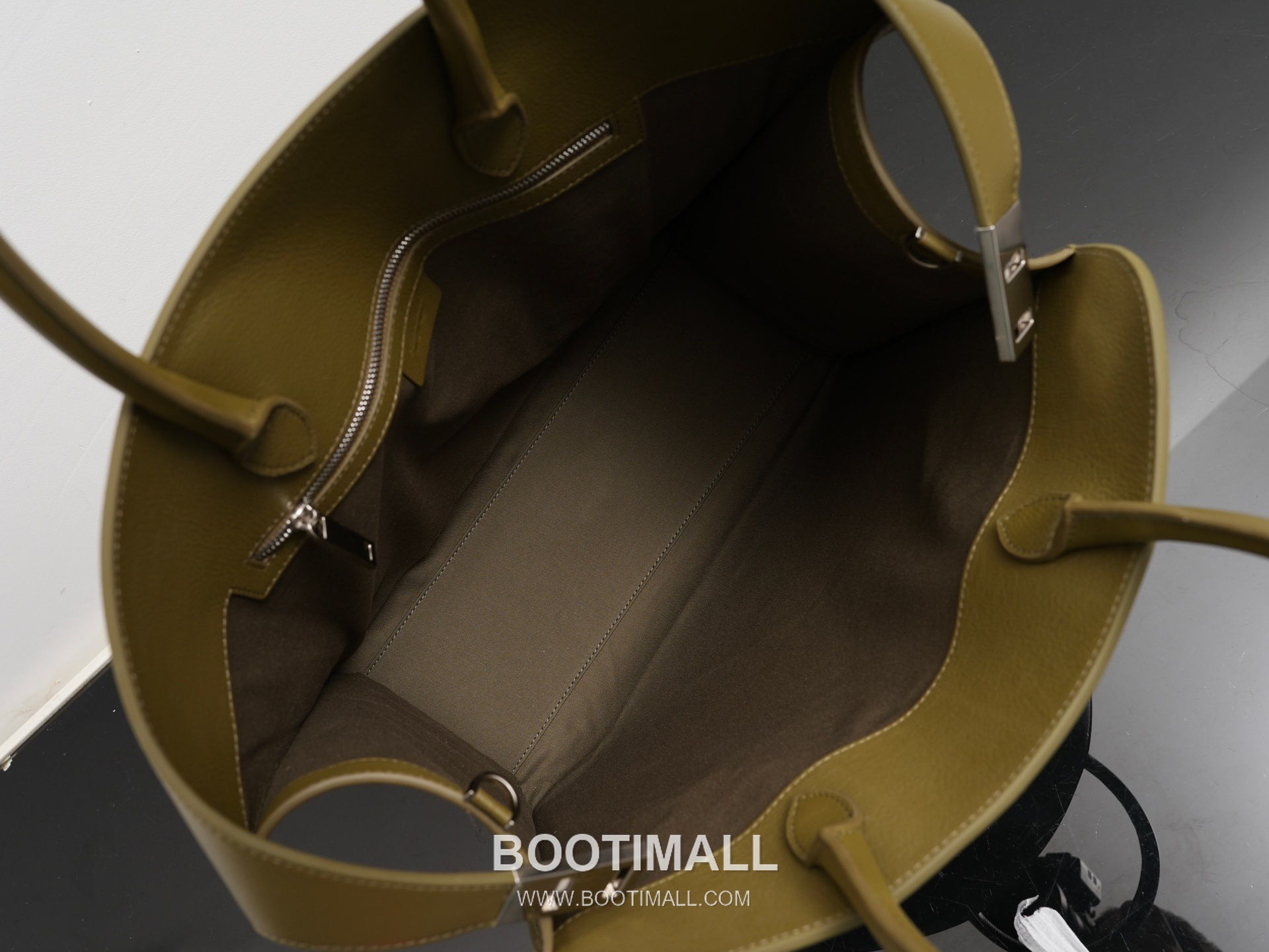 Ferragamo Hug Hammered Calfskin Tote Bag AU-24/1666 페라가모 허그 해머드 카프스킨 토트백 38cm 19